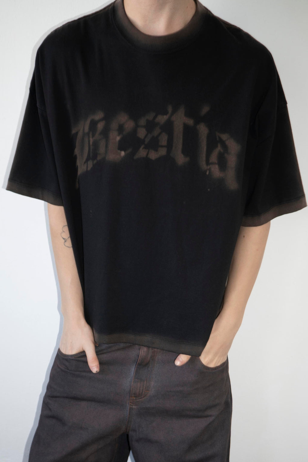 remera boxy negra con estencil bestia