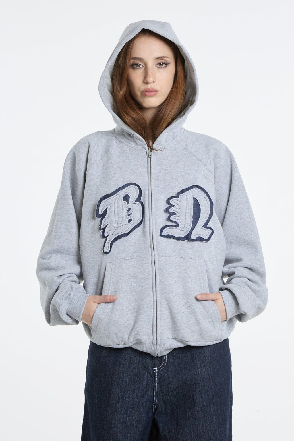 campera hoodie gris con bordado unisex