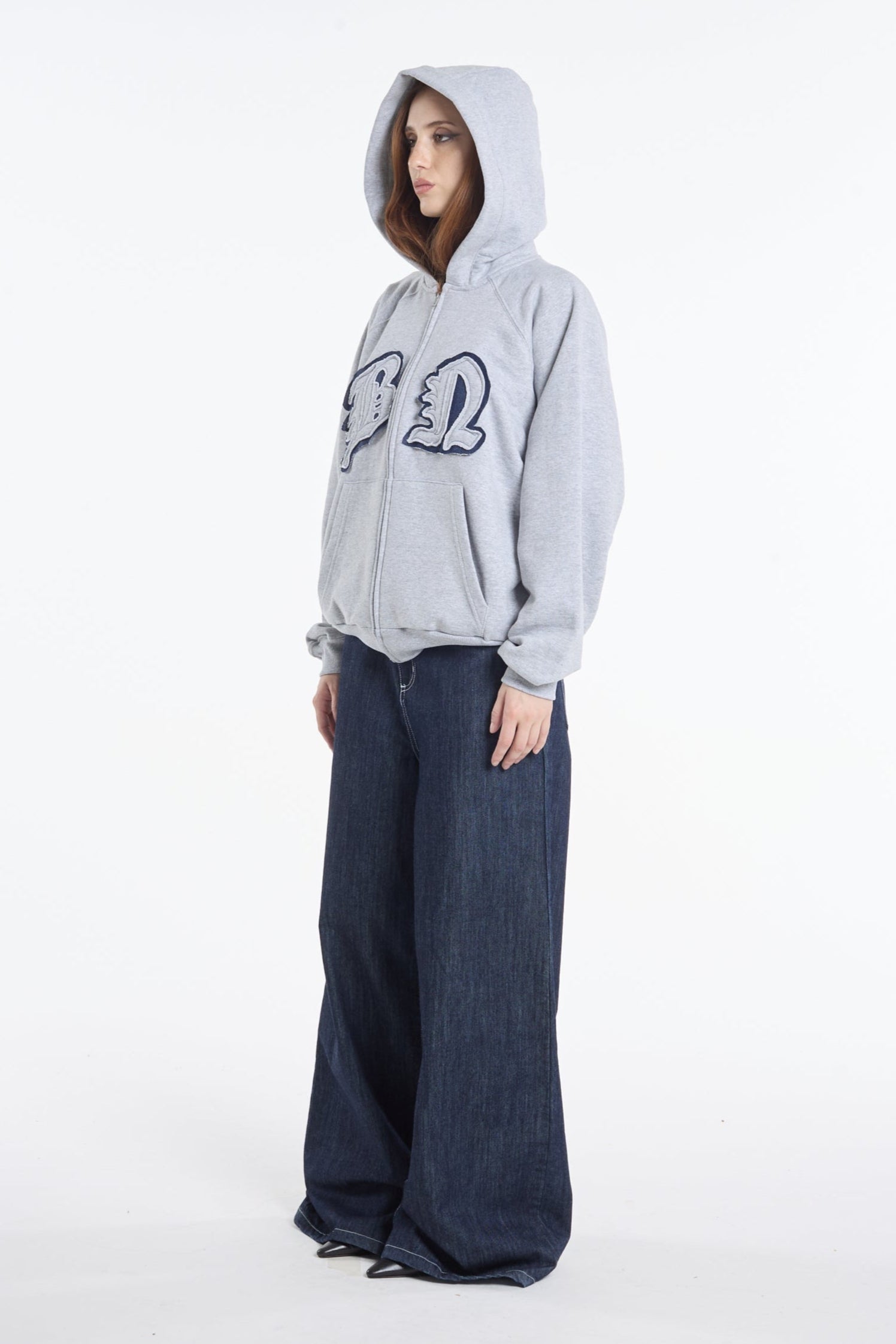 campera hoodie gris con bordado unisex
