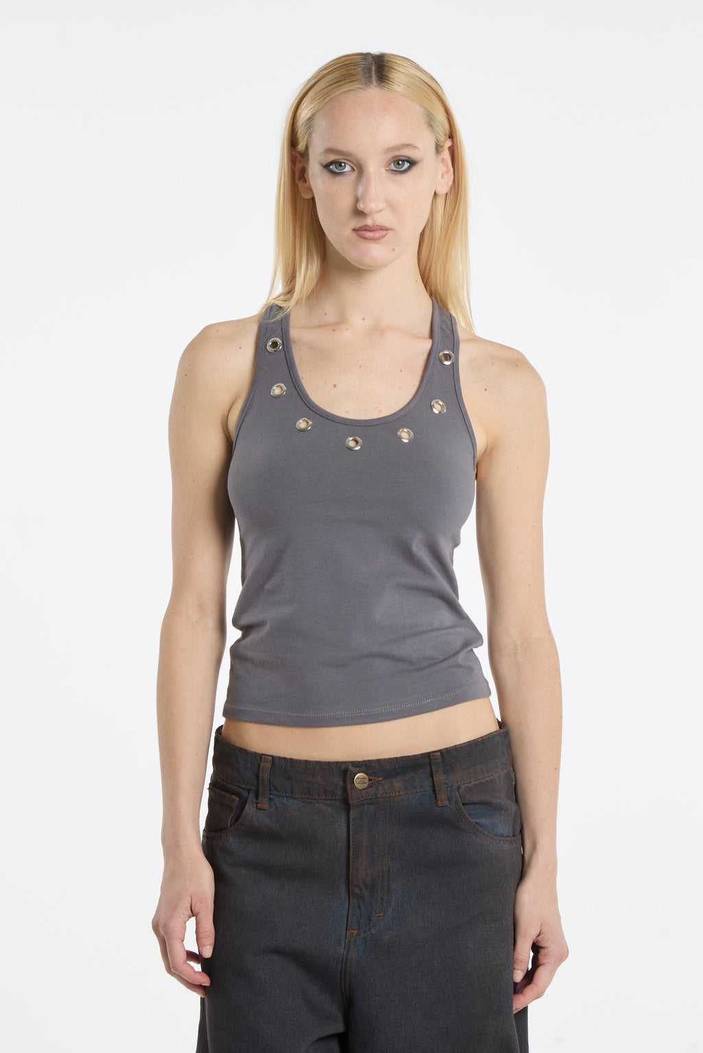musculosa gris con arandelas