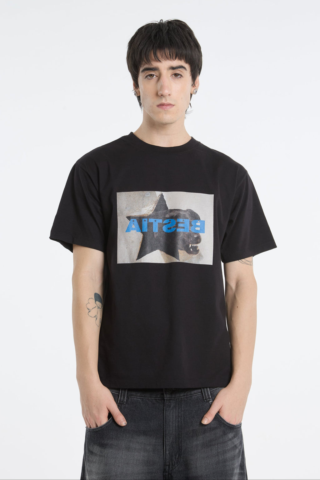 remera fit con estampa de perro enojado unisex