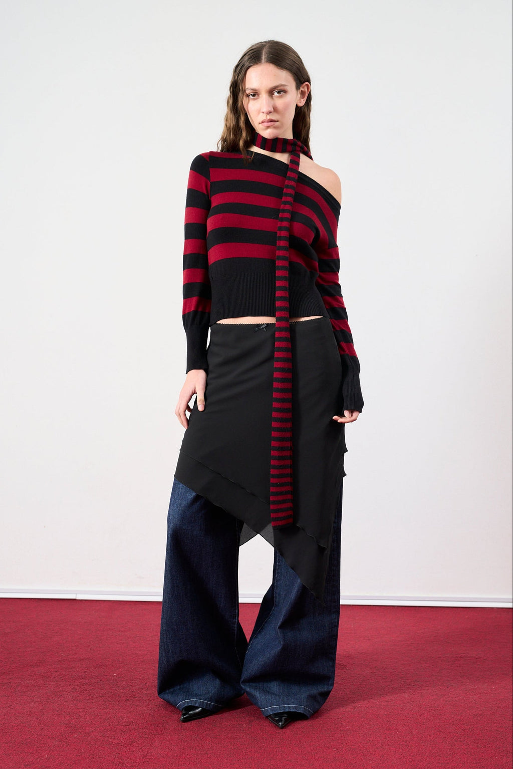 sweater asimétrico rojo y negro 